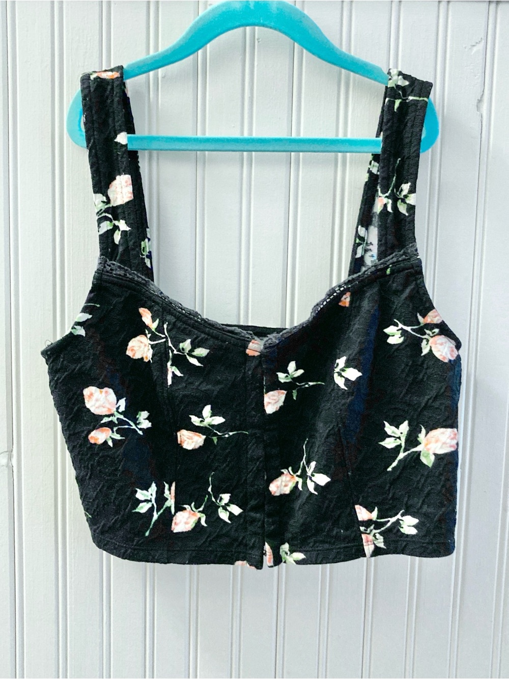KIMCHI BLUE Floral Cropped Tank Top - Black with Peach Rose Print